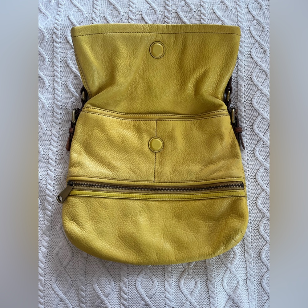 Fossil Large Yellow Leather Shoulder Bag spacious with Several Compartments - Picture 14 of 17